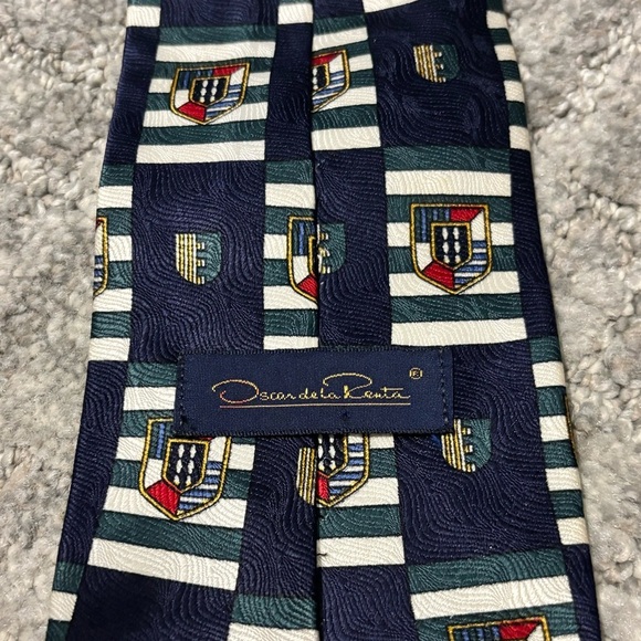 Oscar de la Renta Navy and Green Crested Men's Tie - 60” - Picture 3 of 7